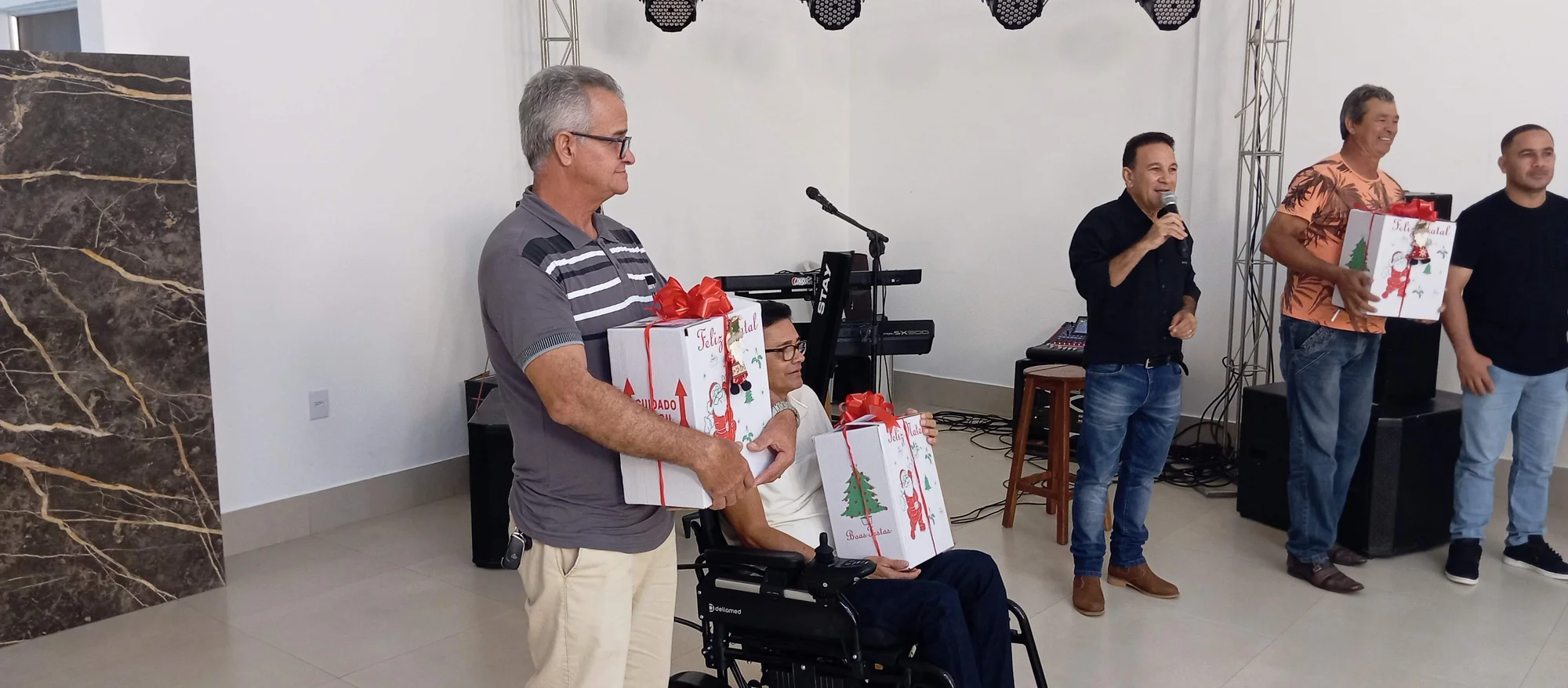 /image/19o-encontro-de-liderancas-rurais-reune-autoridades-associacoes-e-produtores-em-lagoa-dos-patos-mg?src=https%3A%2F%2Fimg2.pixhost.to%2Fimages%2F7461%2F719065476_img_20251205_213540.jpg&w=2000&q=85