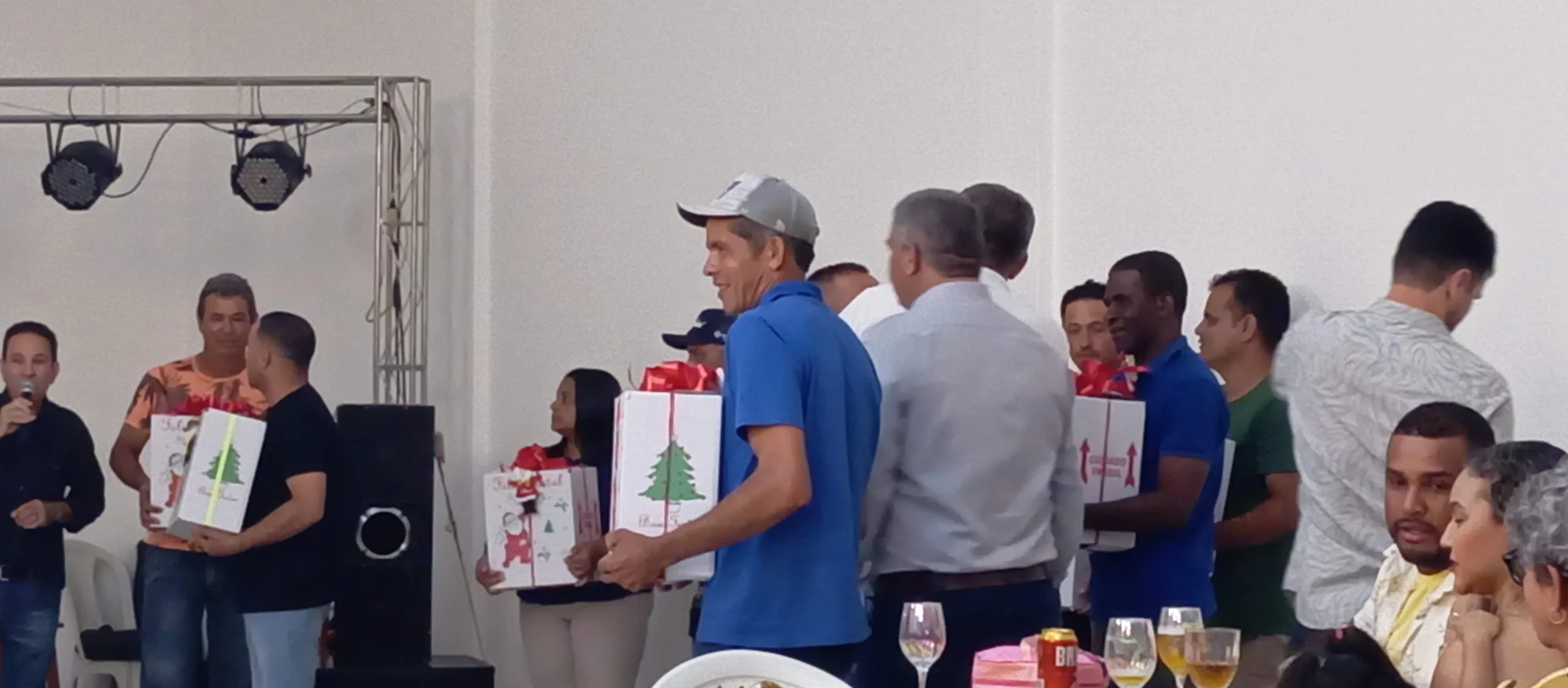 /image/19o-encontro-de-liderancas-rurais-reune-autoridades-associacoes-e-produtores-em-lagoa-dos-patos-mg?src=https%3A%2F%2Fimg2.pixhost.to%2Fimages%2F7461%2F719065499_img_20251205_213654.jpg&w=2000&q=85