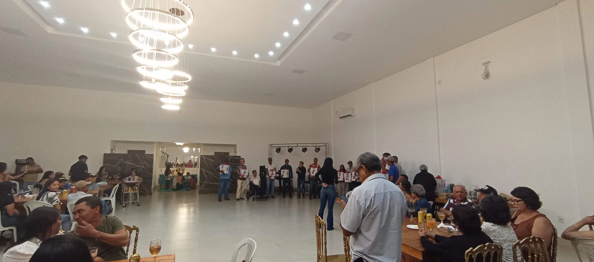 /image/19o-encontro-de-liderancas-rurais-reune-autoridades-associacoes-e-produtores-em-lagoa-dos-patos-mg?src=https%3A%2F%2Fimg2.pixhost.to%2Fimages%2F7461%2F719065506_img_20251205_213734.jpg&w=2000&q=85