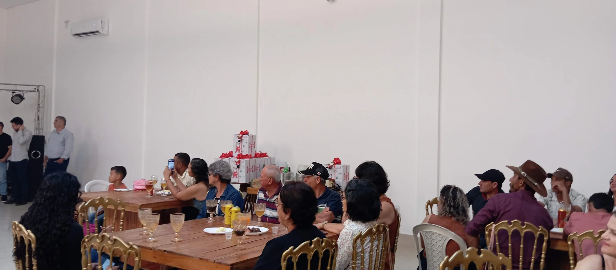 /image/19o-encontro-de-liderancas-rurais-reune-autoridades-associacoes-e-produtores-em-lagoa-dos-patos-mg?src=https%3A%2F%2Fimg2.pixhost.to%2Fimages%2F7461%2F719065609_img_20251205_211126.jpg&w=2000&q=85