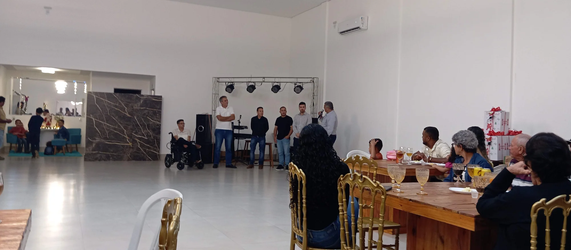 /image/19o-encontro-de-liderancas-rurais-reune-autoridades-associacoes-e-produtores-em-lagoa-dos-patos-mg?src=https%3A%2F%2Fimg2.pixhost.to%2Fimages%2F7461%2F719065621_img_20251205_211424.jpg&w=2000&q=85