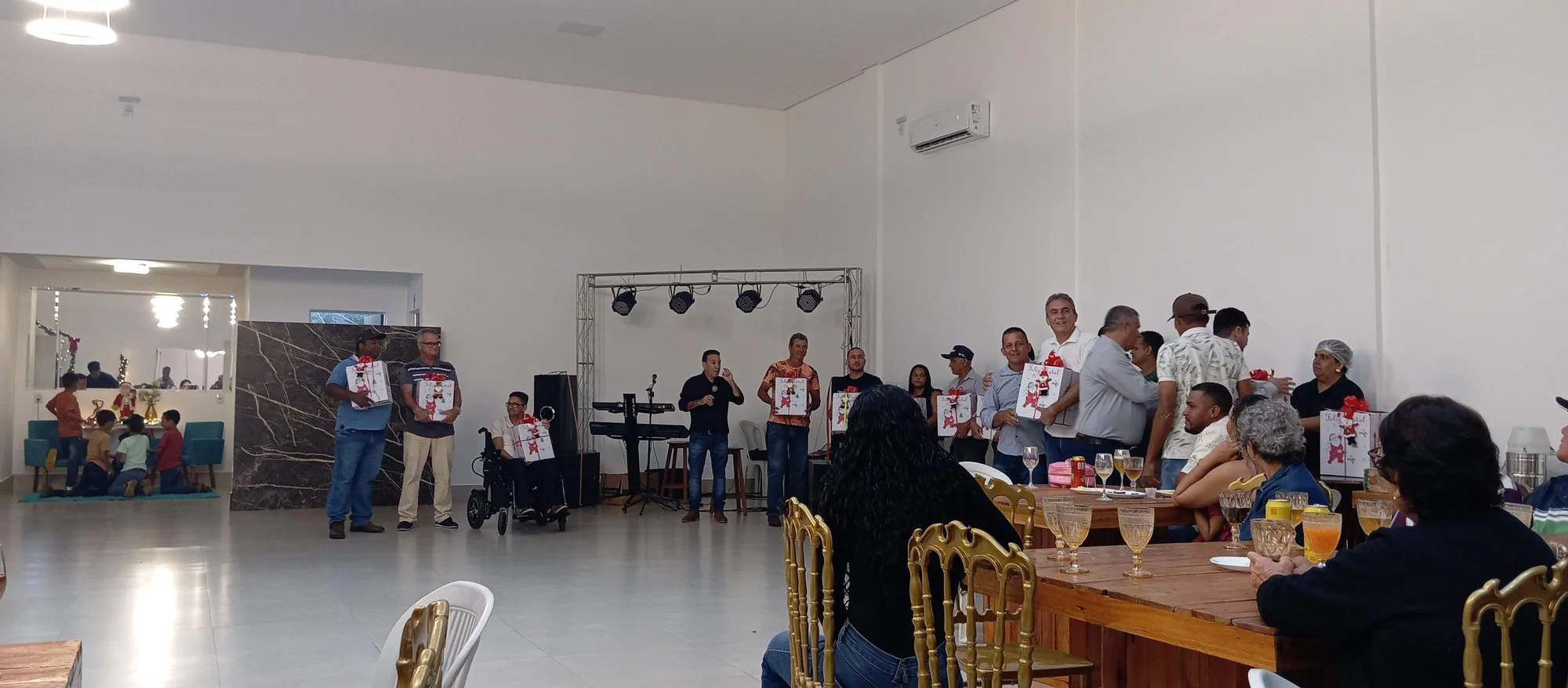 /image/19o-encontro-de-liderancas-rurais-reune-autoridades-associacoes-e-produtores-em-lagoa-dos-patos-mg?src=https%3A%2F%2Fimg2.pixhost.to%2Fimages%2F7461%2F719065842_img_20251205_213634.jpg&w=2000&q=85