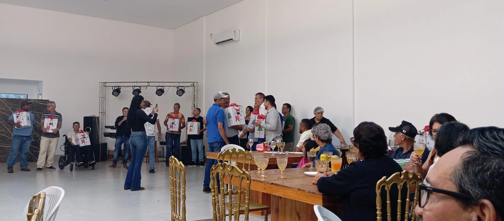 /image/19o-encontro-de-liderancas-rurais-reune-autoridades-associacoes-e-produtores-em-lagoa-dos-patos-mg?src=https%3A%2F%2Fimg2.pixhost.to%2Fimages%2F7461%2F719065843_img_20251205_213646.jpg&w=2000&q=85
