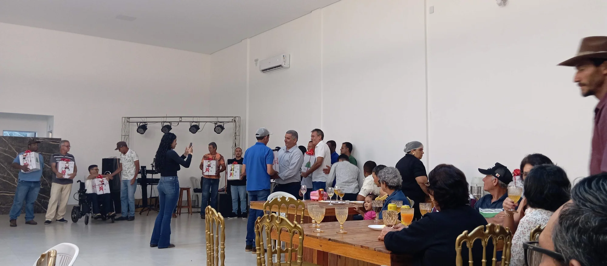/image/19o-encontro-de-liderancas-rurais-reune-autoridades-associacoes-e-produtores-em-lagoa-dos-patos-mg?src=https%3A%2F%2Fimg2.pixhost.to%2Fimages%2F7461%2F719065845_img_20251205_213648.jpg&w=2000&q=85