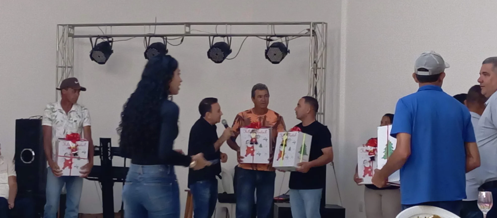 /image/19o-encontro-de-liderancas-rurais-reune-autoridades-associacoes-e-produtores-em-lagoa-dos-patos-mg?src=https%3A%2F%2Fimg2.pixhost.to%2Fimages%2F7461%2F719065848_img_20251205_213657.jpg&w=2000&q=85