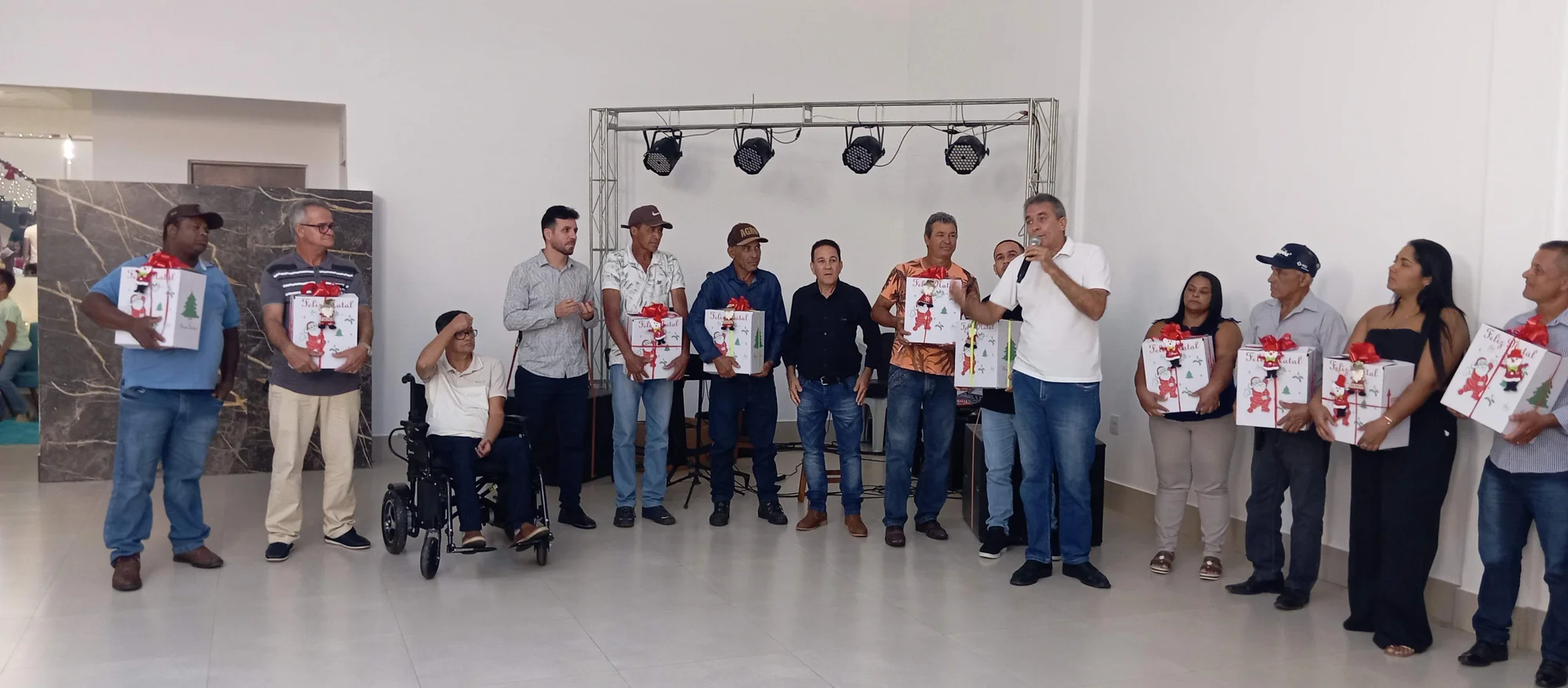 /image/19o-encontro-de-liderancas-rurais-reune-autoridades-associacoes-e-produtores-em-lagoa-dos-patos-mg?src=https%3A%2F%2Fimg2.pixhost.to%2Fimages%2F7461%2F719065853_img_20251205_213840.jpg&w=2000&q=85