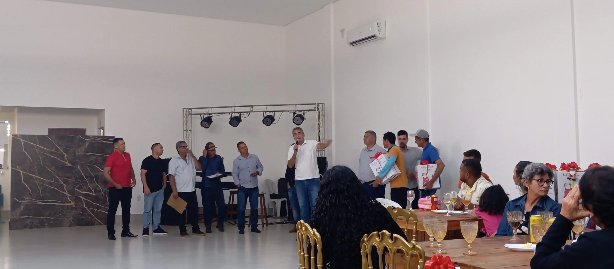 /image/19o-encontro-de-liderancas-rurais-reune-autoridades-associacoes-e-produtores-em-lagoa-dos-patos-mg?src=https%3A%2F%2Fimg2.pixhost.to%2Fimages%2F7461%2F719065858_img_20251205_214204.jpg&w=2000&q=85