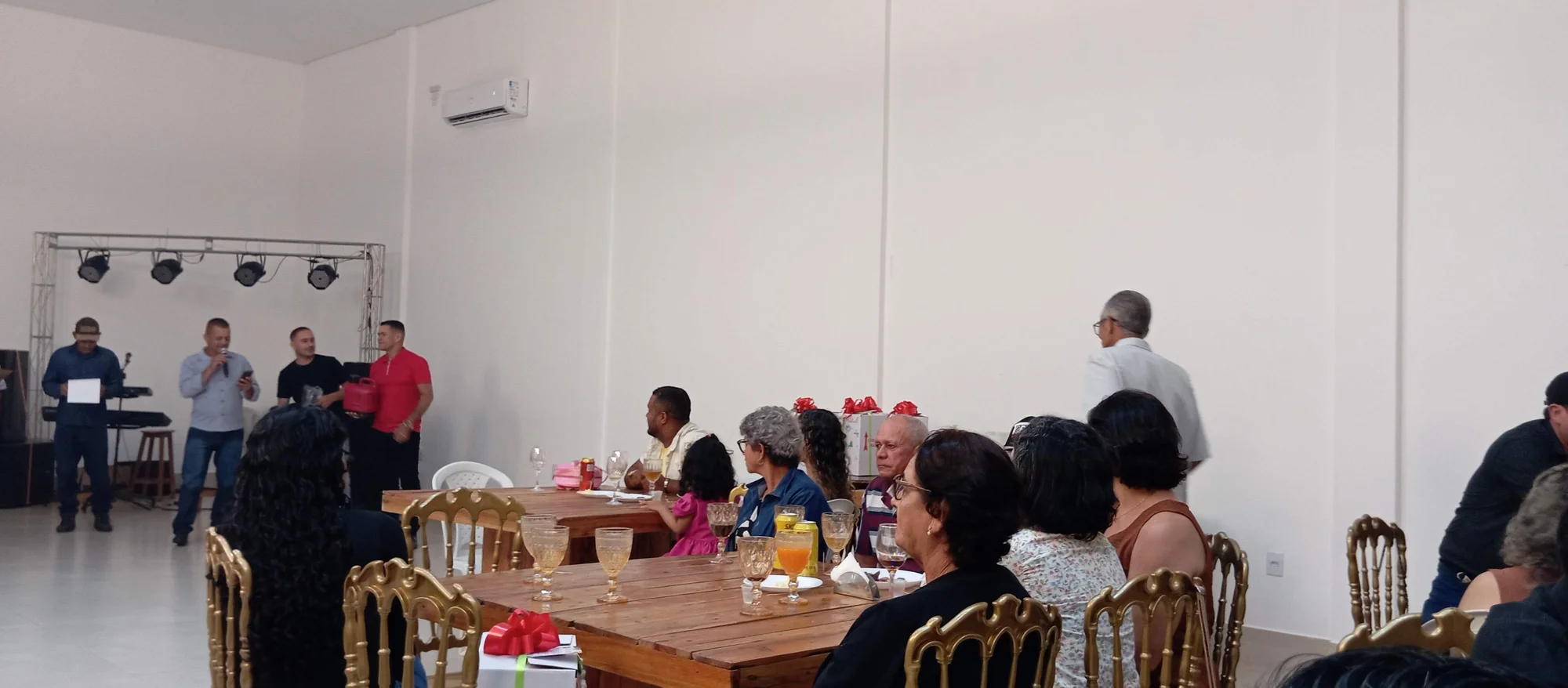 /image/19o-encontro-de-liderancas-rurais-reune-autoridades-associacoes-e-produtores-em-lagoa-dos-patos-mg?src=https%3A%2F%2Fimg2.pixhost.to%2Fimages%2F7461%2F719065869_img_20251205_214652.jpg&w=2000&q=85