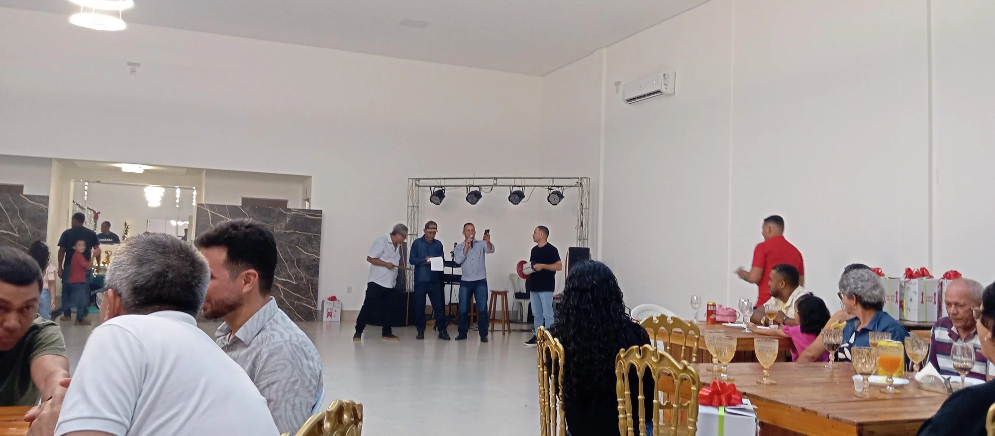 /image/19o-encontro-de-liderancas-rurais-reune-autoridades-associacoes-e-produtores-em-lagoa-dos-patos-mg?src=https%3A%2F%2Fimg2.pixhost.to%2Fimages%2F7461%2F719065877_img_20251205_214828.jpg&w=2000&q=85