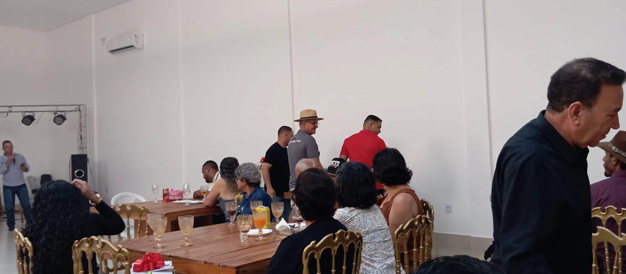 /image/19o-encontro-de-liderancas-rurais-reune-autoridades-associacoes-e-produtores-em-lagoa-dos-patos-mg?src=https%3A%2F%2Fimg2.pixhost.to%2Fimages%2F7461%2F719065918_img_20251205_215053.jpg&w=2000&q=85