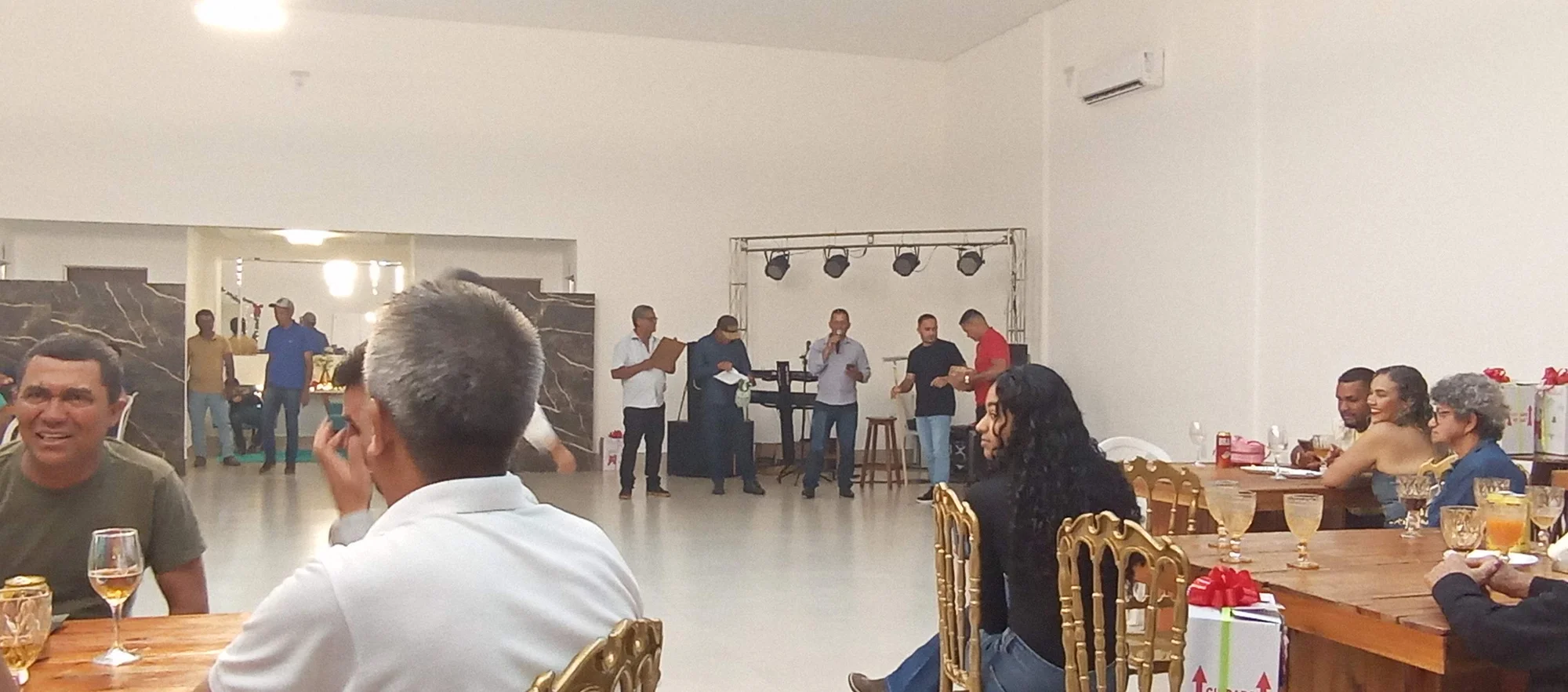 /image/19o-encontro-de-liderancas-rurais-reune-autoridades-associacoes-e-produtores-em-lagoa-dos-patos-mg?src=https%3A%2F%2Fimg2.pixhost.to%2Fimages%2F7461%2F719065932_img_20251205_215241.jpg&w=2000&q=85