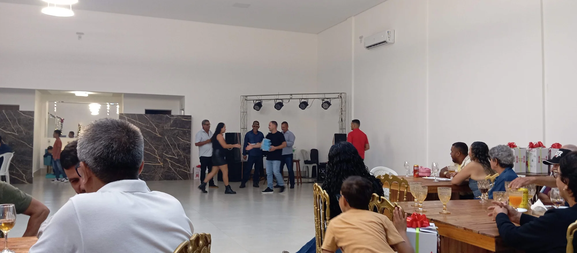 /image/19o-encontro-de-liderancas-rurais-reune-autoridades-associacoes-e-produtores-em-lagoa-dos-patos-mg?src=https%3A%2F%2Fimg2.pixhost.to%2Fimages%2F7461%2F719065953_img_20251205_215334.jpg&w=2000&q=85