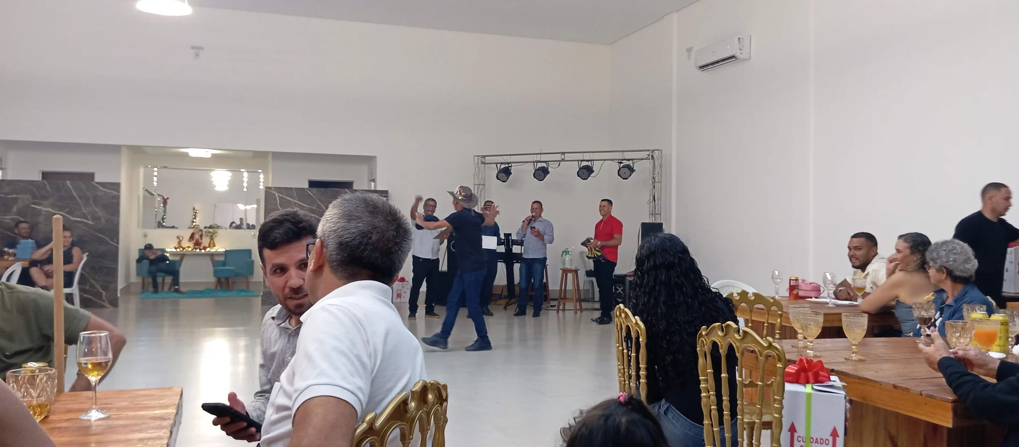/image/19o-encontro-de-liderancas-rurais-reune-autoridades-associacoes-e-produtores-em-lagoa-dos-patos-mg?src=https%3A%2F%2Fimg2.pixhost.to%2Fimages%2F7461%2F719065960_img_20251205_215442.jpg&w=2000&q=85