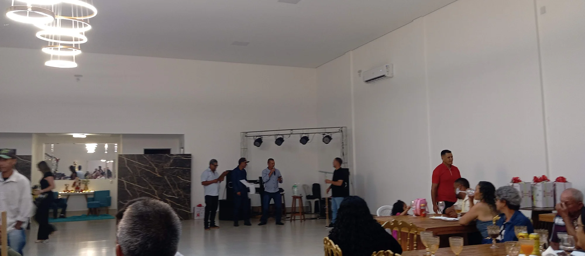 /image/19o-encontro-de-liderancas-rurais-reune-autoridades-associacoes-e-produtores-em-lagoa-dos-patos-mg?src=https%3A%2F%2Fimg2.pixhost.to%2Fimages%2F7461%2F719065970_img_20251205_215517.jpg&w=2000&q=85