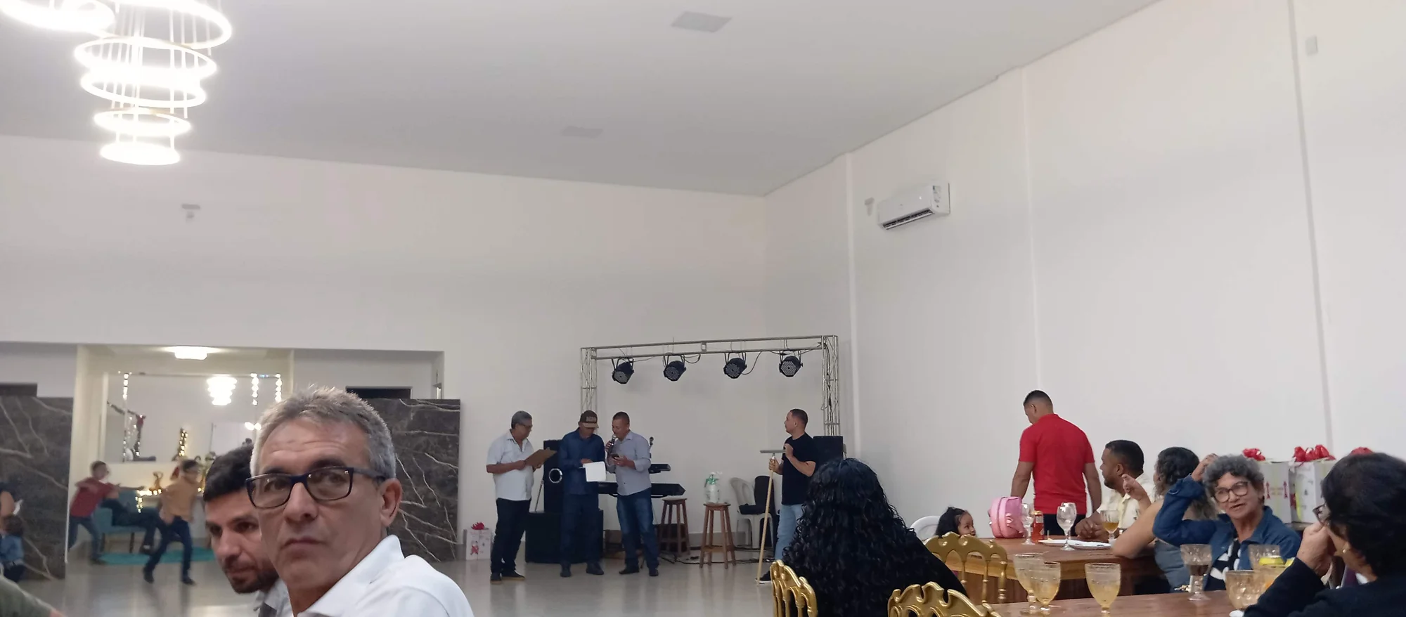 /image/19o-encontro-de-liderancas-rurais-reune-autoridades-associacoes-e-produtores-em-lagoa-dos-patos-mg?src=https%3A%2F%2Fimg2.pixhost.to%2Fimages%2F7461%2F719065974_img_20251205_215528.jpg&w=2000&q=85