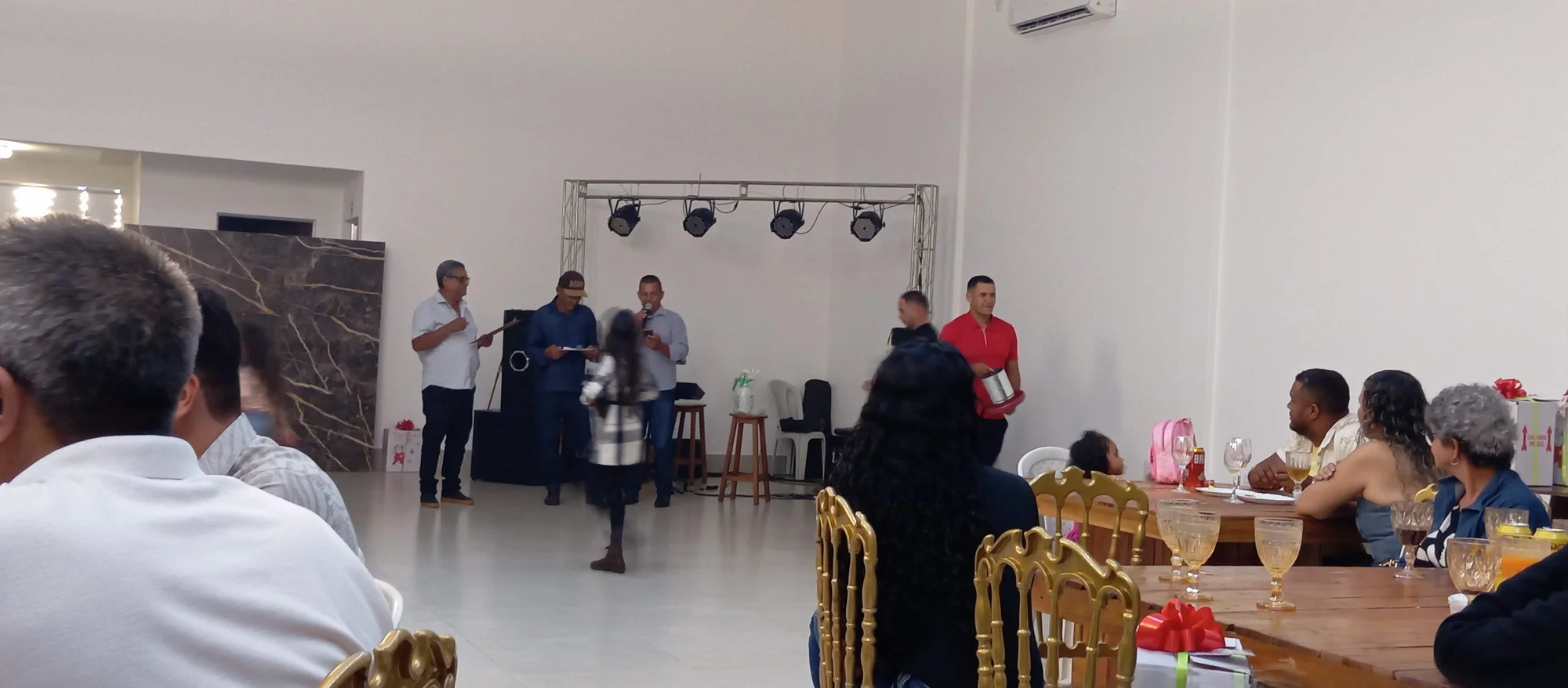 /image/19o-encontro-de-liderancas-rurais-reune-autoridades-associacoes-e-produtores-em-lagoa-dos-patos-mg?src=https%3A%2F%2Fimg2.pixhost.to%2Fimages%2F7461%2F719065978_img_20251205_215557.jpg&w=2000&q=85