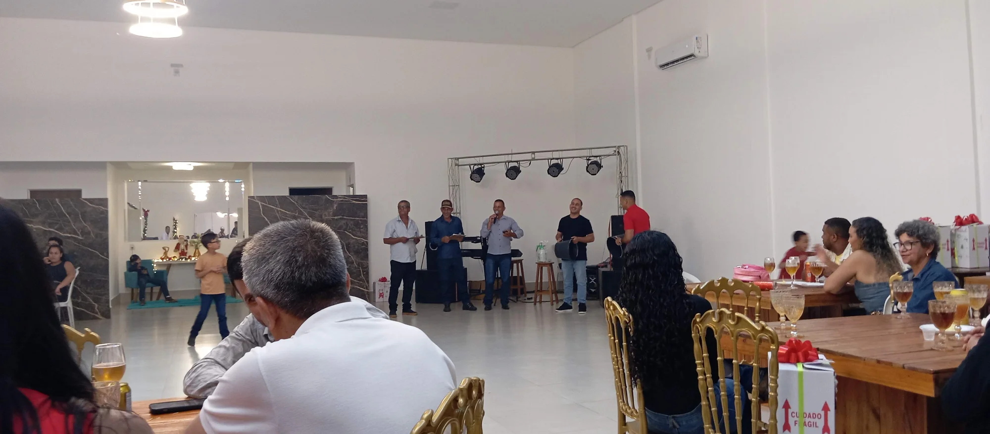 /image/19o-encontro-de-liderancas-rurais-reune-autoridades-associacoes-e-produtores-em-lagoa-dos-patos-mg?src=https%3A%2F%2Fimg2.pixhost.to%2Fimages%2F7461%2F719066034_img_20251205_220142.jpg&w=2000&q=85