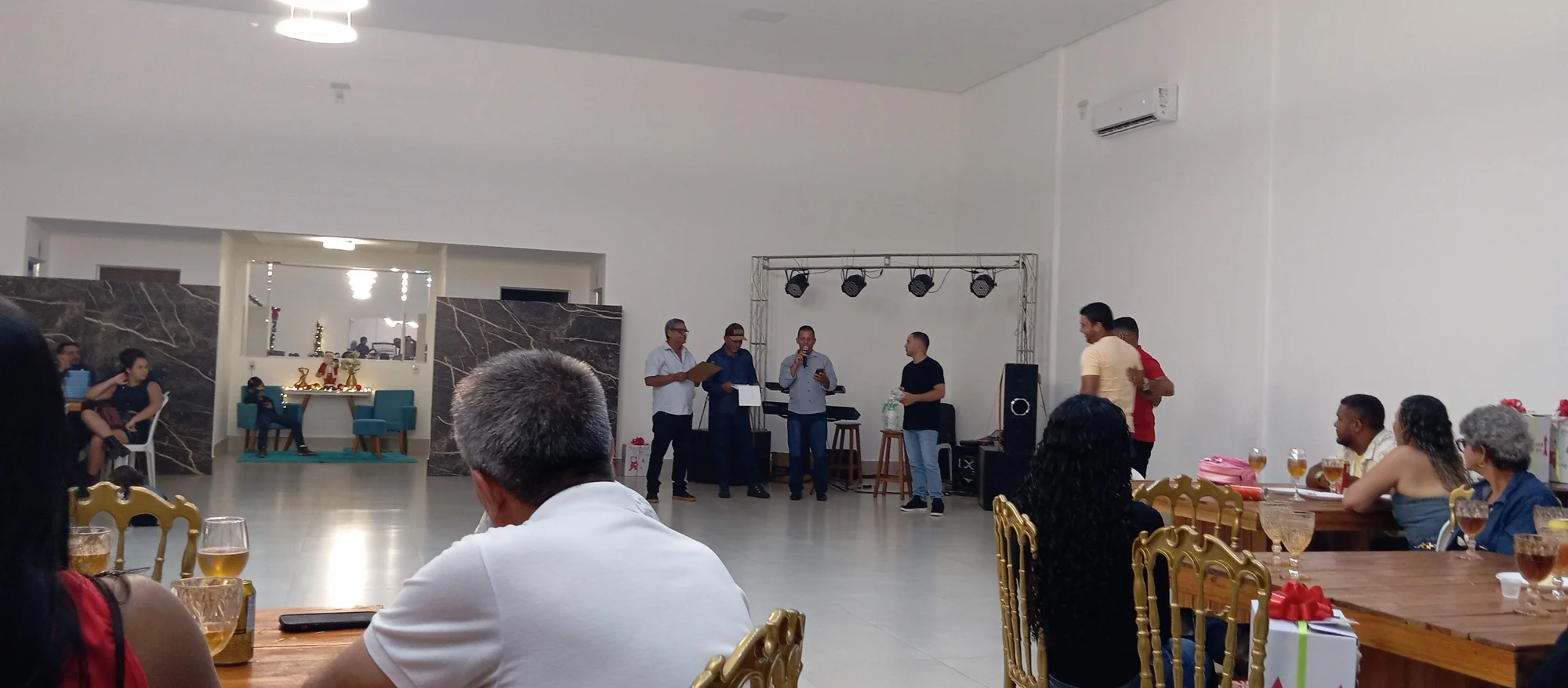 /image/19o-encontro-de-liderancas-rurais-reune-autoridades-associacoes-e-produtores-em-lagoa-dos-patos-mg?src=https%3A%2F%2Fimg2.pixhost.to%2Fimages%2F7461%2F719066047_img_20251205_220221.jpg&w=2000&q=85