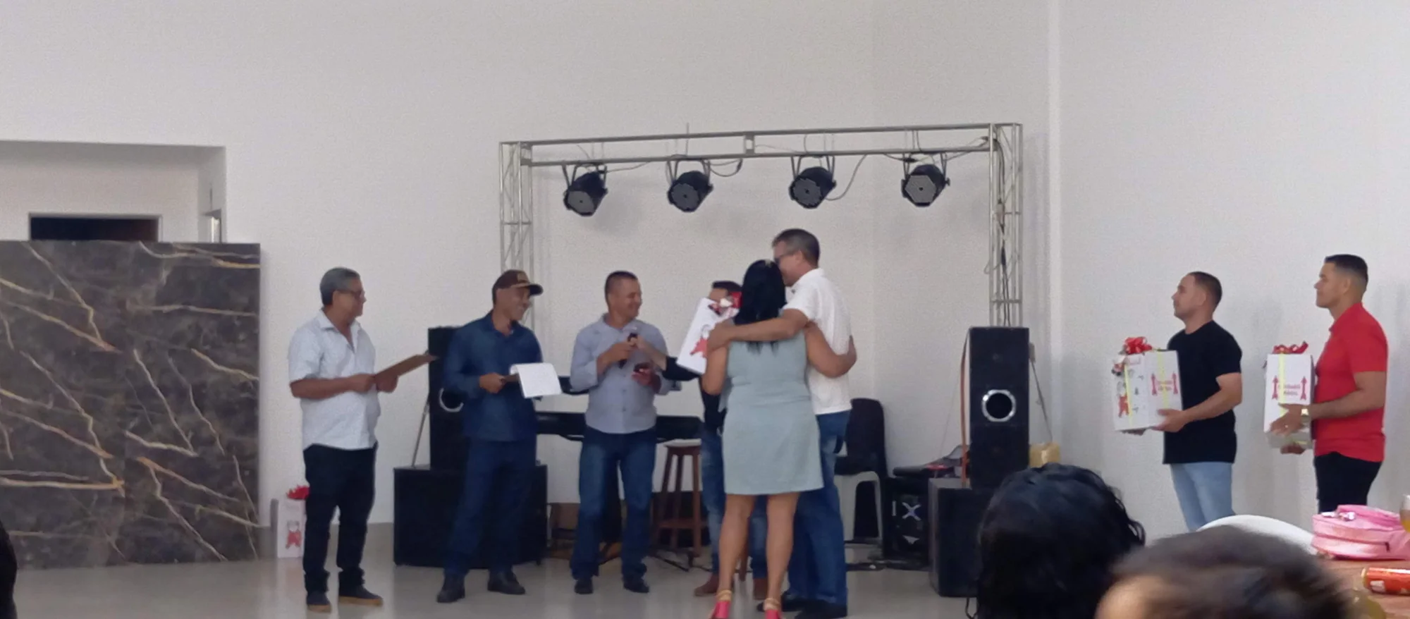 /image/19o-encontro-de-liderancas-rurais-reune-autoridades-associacoes-e-produtores-em-lagoa-dos-patos-mg?src=https%3A%2F%2Fimg2.pixhost.to%2Fimages%2F7461%2F719066057_img_20251205_220554.jpg&w=2000&q=85
