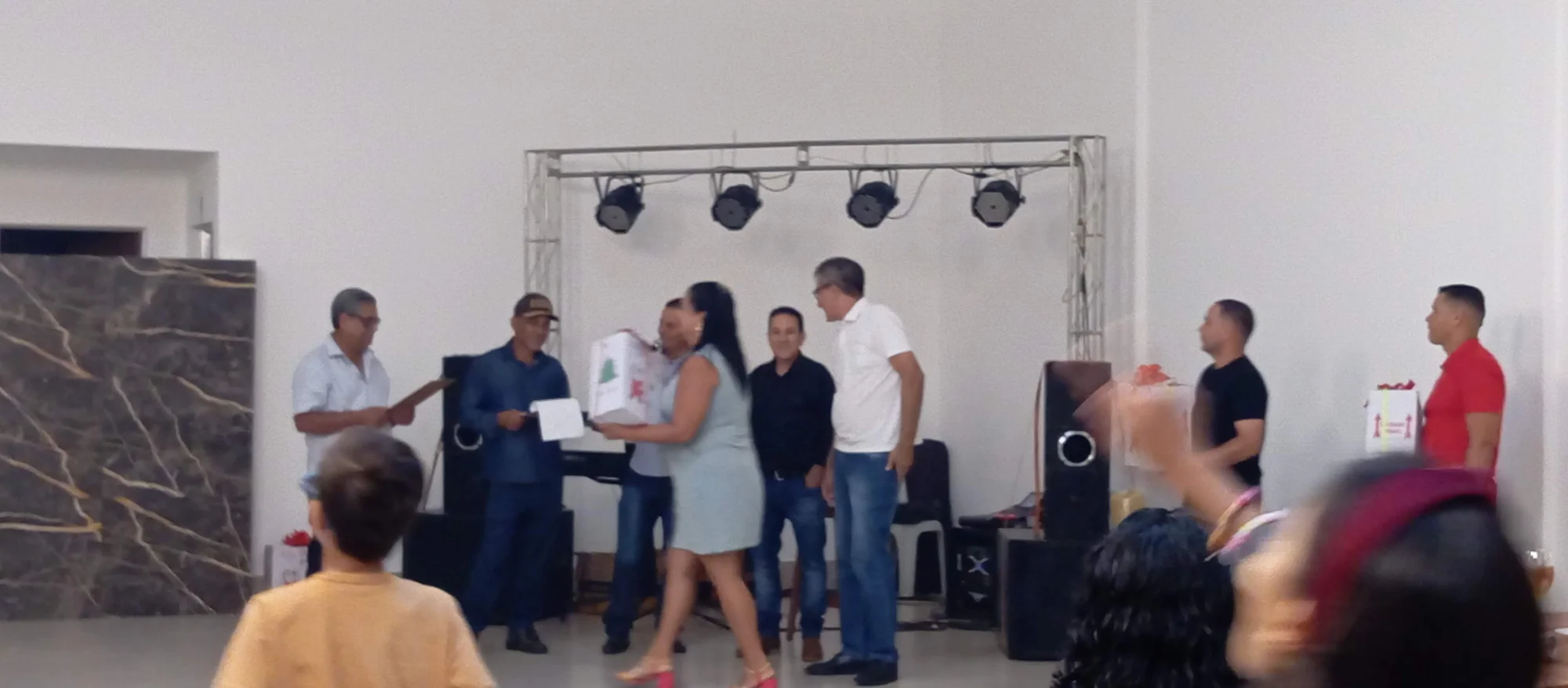 /image/19o-encontro-de-liderancas-rurais-reune-autoridades-associacoes-e-produtores-em-lagoa-dos-patos-mg?src=https%3A%2F%2Fimg2.pixhost.to%2Fimages%2F7461%2F719066062_img_20251205_220556.jpg&w=2000&q=85