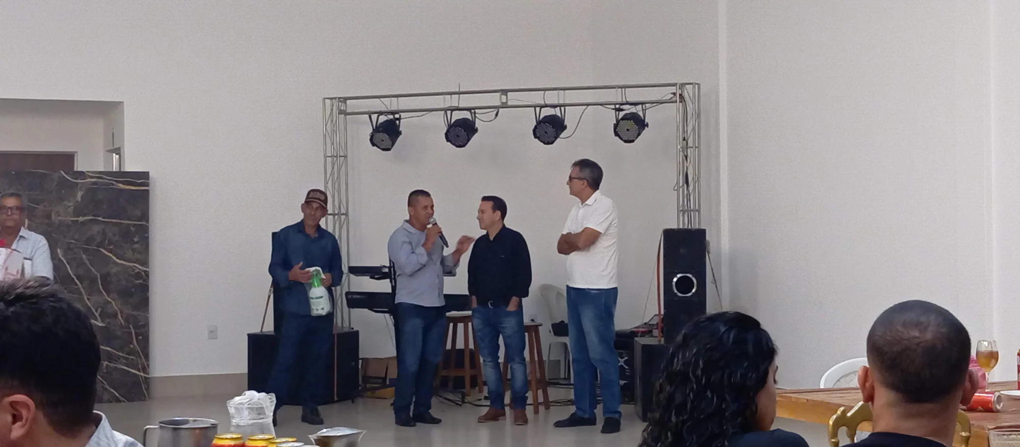 /image/19o-encontro-de-liderancas-rurais-reune-autoridades-associacoes-e-produtores-em-lagoa-dos-patos-mg?src=https%3A%2F%2Fimg2.pixhost.to%2Fimages%2F7461%2F719066081_img_20251205_220827.jpg&w=2000&q=85