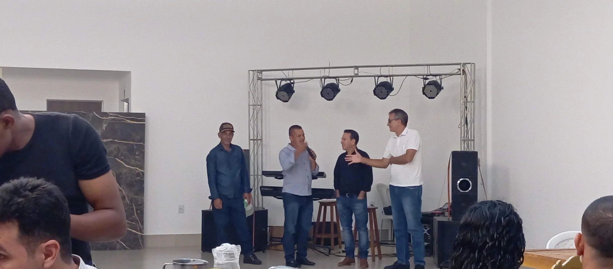 /image/19o-encontro-de-liderancas-rurais-reune-autoridades-associacoes-e-produtores-em-lagoa-dos-patos-mg?src=https%3A%2F%2Fimg2.pixhost.to%2Fimages%2F7461%2F719066090_img_20251205_220848.jpg&w=2000&q=85