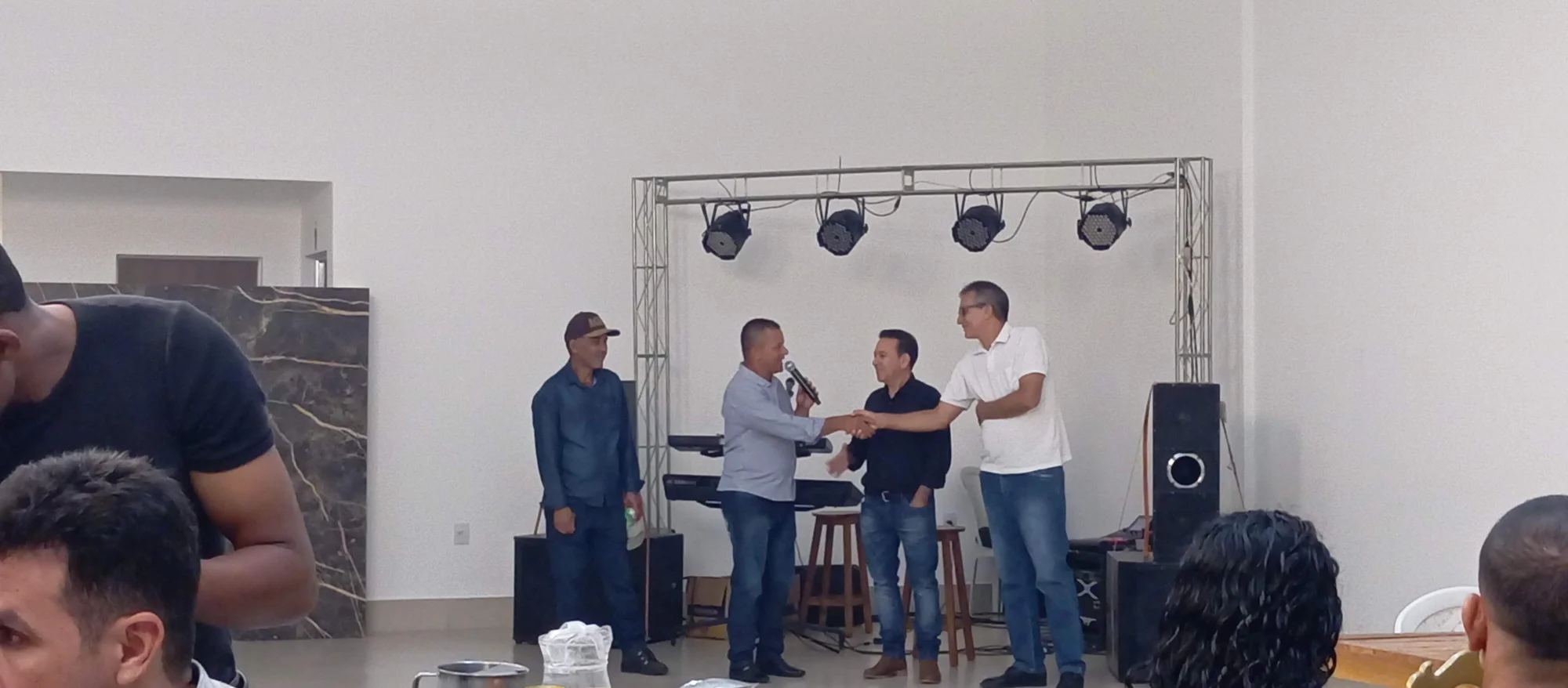 /image/19o-encontro-de-liderancas-rurais-reune-autoridades-associacoes-e-produtores-em-lagoa-dos-patos-mg?src=https%3A%2F%2Fimg2.pixhost.to%2Fimages%2F7461%2F719066095_img_20251205_220852.jpg&w=2000&q=85