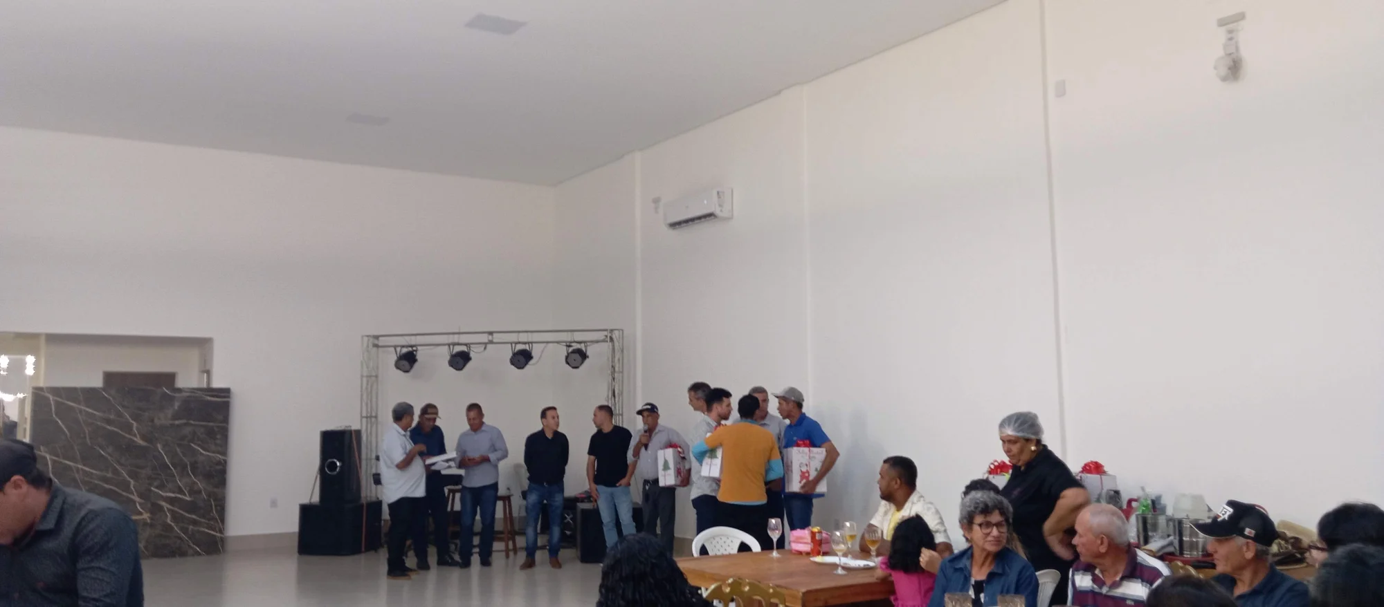/image/19o-encontro-de-liderancas-rurais-reune-autoridades-associacoes-e-produtores-em-lagoa-dos-patos-mg?src=https%3A%2F%2Fimg2.pixhost.to%2Fimages%2F7461%2F719066126_img_20251205_214108.jpg&w=2000&q=85