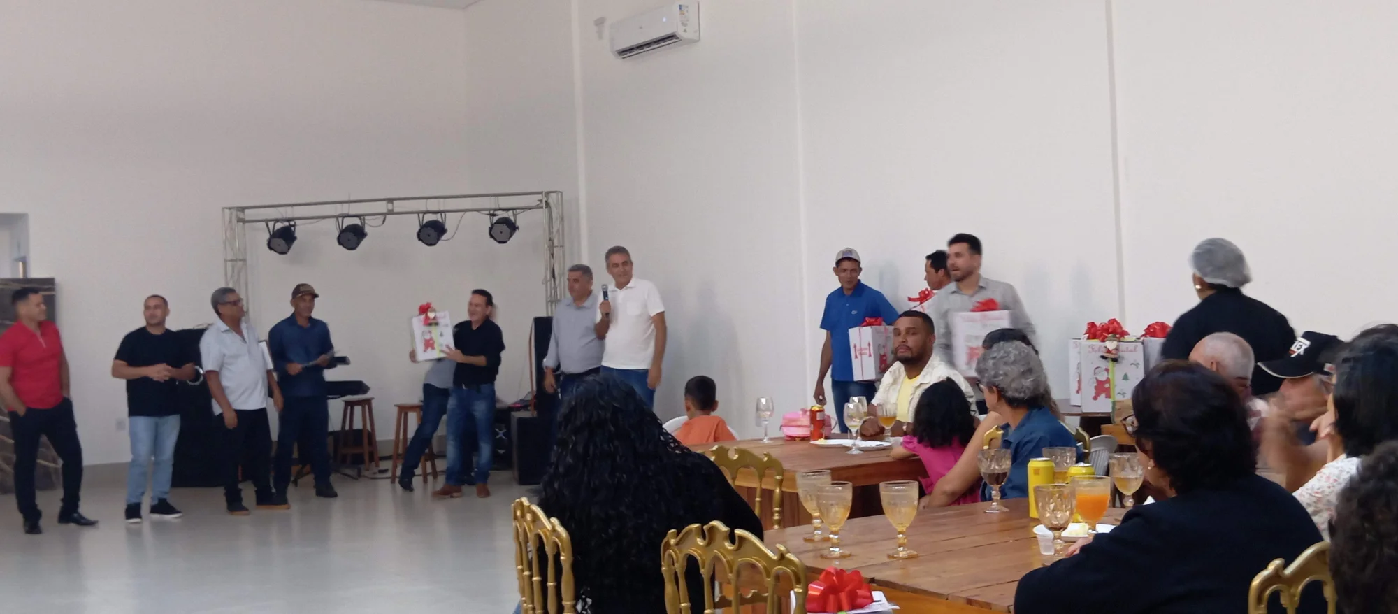 /image/19o-encontro-de-liderancas-rurais-reune-autoridades-associacoes-e-produtores-em-lagoa-dos-patos-mg?src=https%3A%2F%2Fimg2.pixhost.to%2Fimages%2F7461%2F719066139_img_20251205_214232.jpg&w=2000&q=85