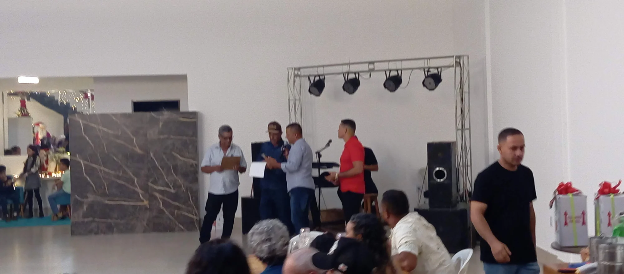 /image/19o-encontro-de-liderancas-rurais-reune-autoridades-associacoes-e-produtores-em-lagoa-dos-patos-mg?src=https%3A%2F%2Fimg2.pixhost.to%2Fimages%2F7461%2F719066171_img_20251205_214518.jpg&w=2000&q=85