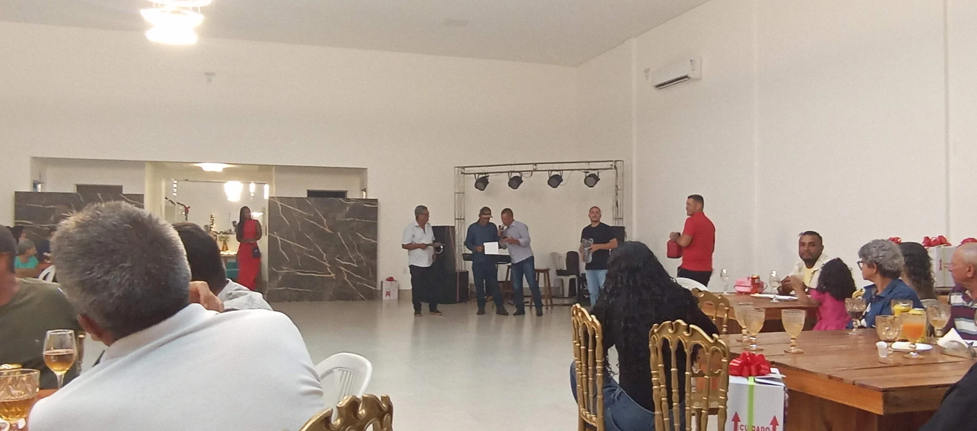 /image/19o-encontro-de-liderancas-rurais-reune-autoridades-associacoes-e-produtores-em-lagoa-dos-patos-mg?src=https%3A%2F%2Fimg2.pixhost.to%2Fimages%2F7461%2F719066197_img_20251205_214636.jpg&w=2000&q=85