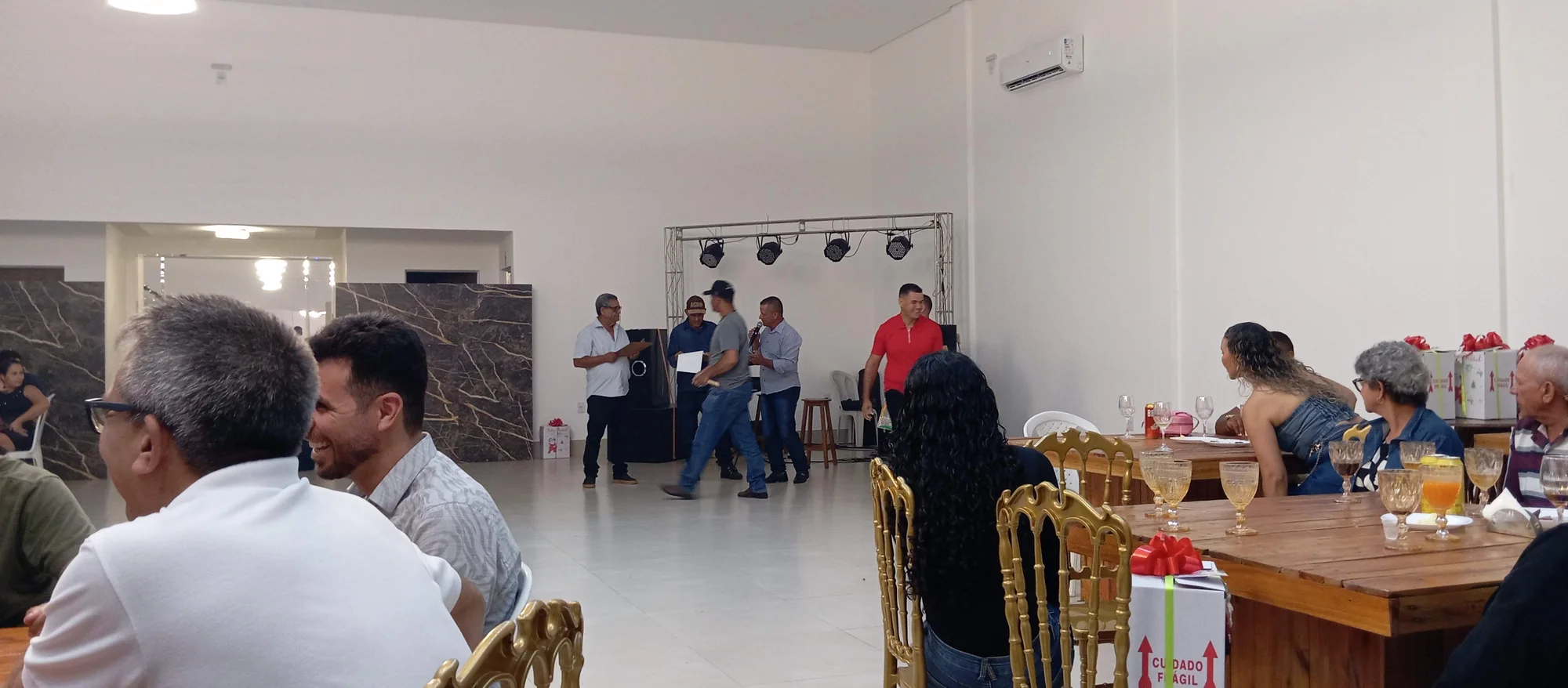 /image/19o-encontro-de-liderancas-rurais-reune-autoridades-associacoes-e-produtores-em-lagoa-dos-patos-mg?src=https%3A%2F%2Fimg2.pixhost.to%2Fimages%2F7461%2F719066243_img_20251205_214905.jpg&w=2000&q=85