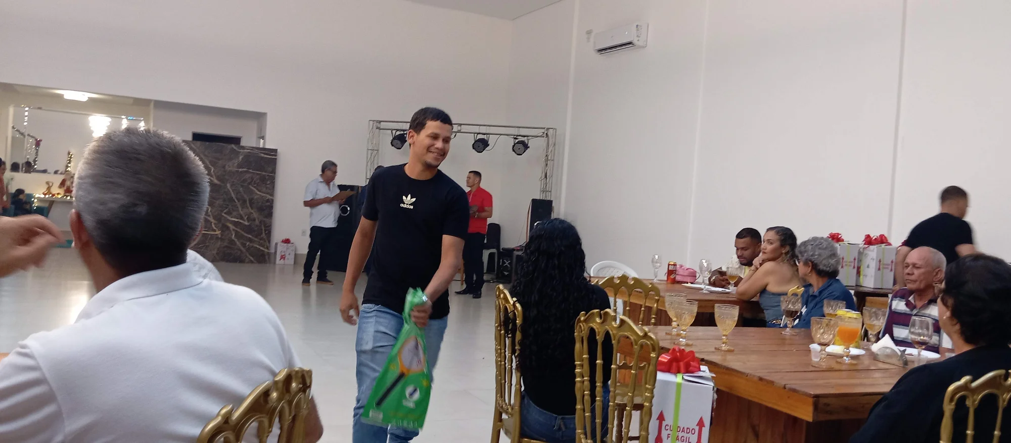/image/19o-encontro-de-liderancas-rurais-reune-autoridades-associacoes-e-produtores-em-lagoa-dos-patos-mg?src=https%3A%2F%2Fimg2.pixhost.to%2Fimages%2F7461%2F719066260_img_20251205_214954.jpg&w=2000&q=85