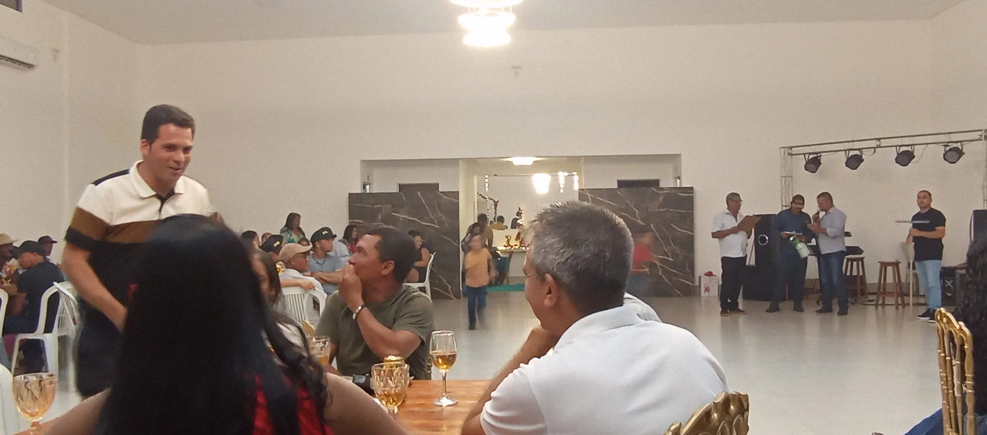 /image/19o-encontro-de-liderancas-rurais-reune-autoridades-associacoes-e-produtores-em-lagoa-dos-patos-mg?src=https%3A%2F%2Fimg2.pixhost.to%2Fimages%2F7461%2F719066334_img_20251205_215224.jpg&w=2000&q=85