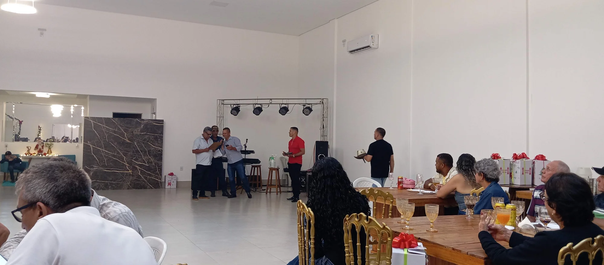 /image/19o-encontro-de-liderancas-rurais-reune-autoridades-associacoes-e-produtores-em-lagoa-dos-patos-mg?src=https%3A%2F%2Fimg2.pixhost.to%2Fimages%2F7461%2F719066399_img_20251205_215348.jpg&w=2000&q=85