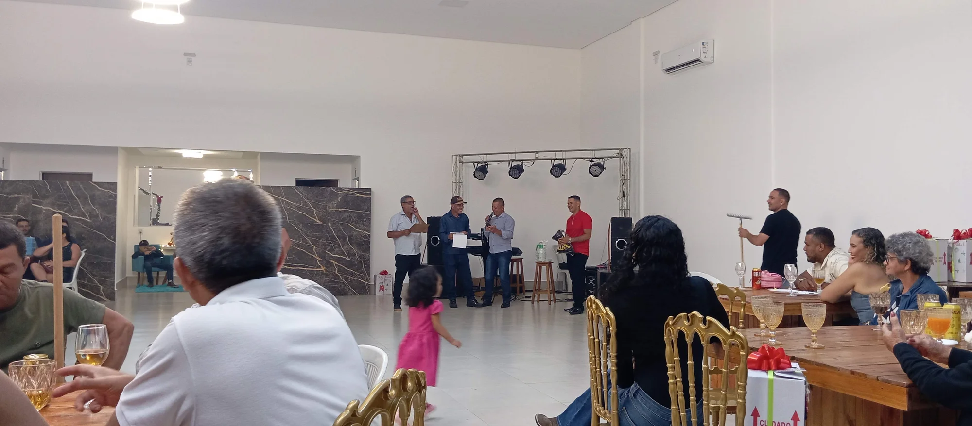 /image/19o-encontro-de-liderancas-rurais-reune-autoridades-associacoes-e-produtores-em-lagoa-dos-patos-mg?src=https%3A%2F%2Fimg2.pixhost.to%2Fimages%2F7461%2F719066430_img_20251205_215446.jpg&w=2000&q=85