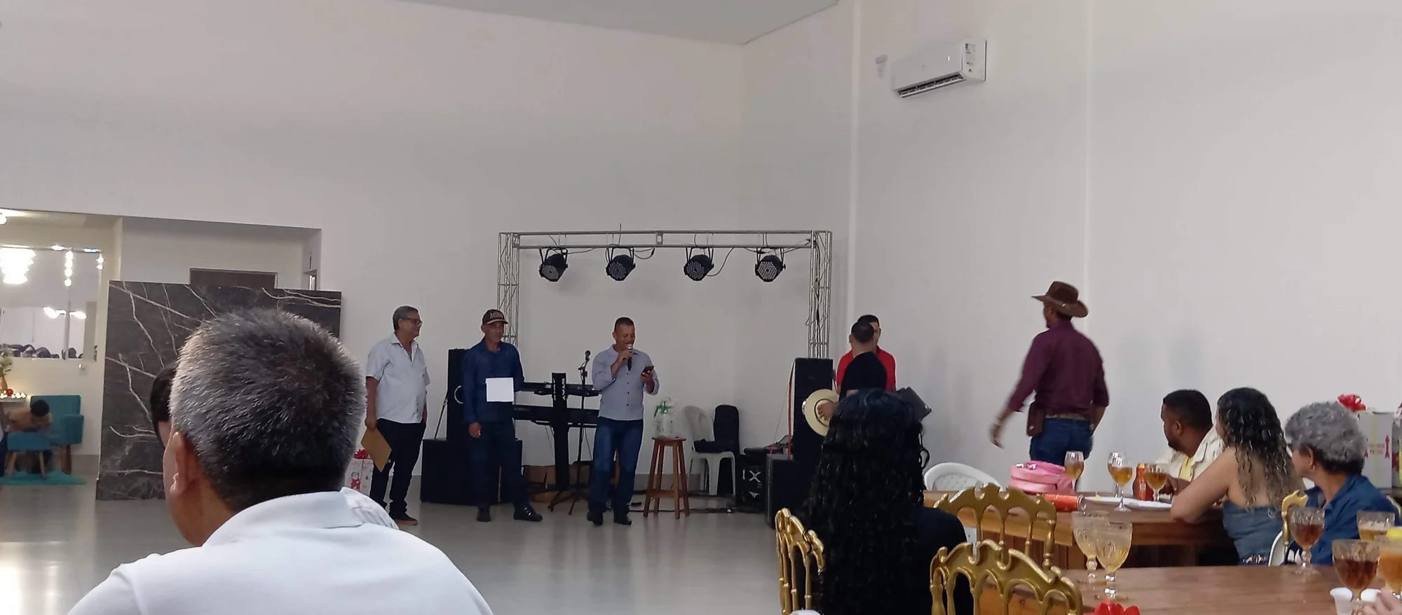 /image/19o-encontro-de-liderancas-rurais-reune-autoridades-associacoes-e-produtores-em-lagoa-dos-patos-mg?src=https%3A%2F%2Fimg2.pixhost.to%2Fimages%2F7461%2F719066493_img_20251205_215929.jpg&w=2000&q=85