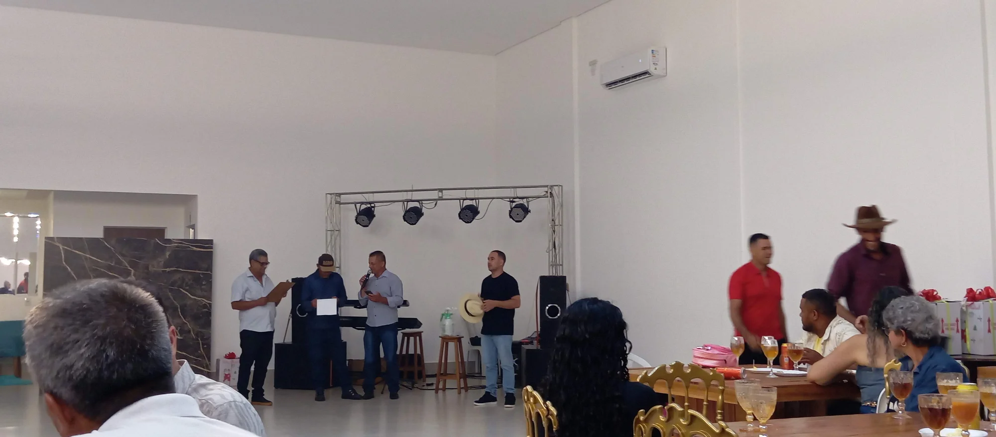/image/19o-encontro-de-liderancas-rurais-reune-autoridades-associacoes-e-produtores-em-lagoa-dos-patos-mg?src=https%3A%2F%2Fimg2.pixhost.to%2Fimages%2F7461%2F719066496_img_20251205_215938.jpg&w=2000&q=85
