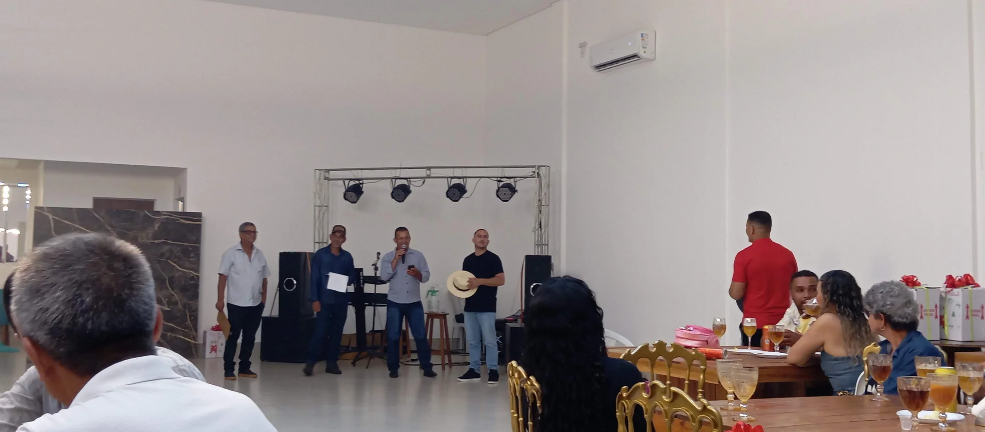 /image/19o-encontro-de-liderancas-rurais-reune-autoridades-associacoes-e-produtores-em-lagoa-dos-patos-mg?src=https%3A%2F%2Fimg2.pixhost.to%2Fimages%2F7461%2F719066498_img_20251205_215947.jpg&w=2000&q=85