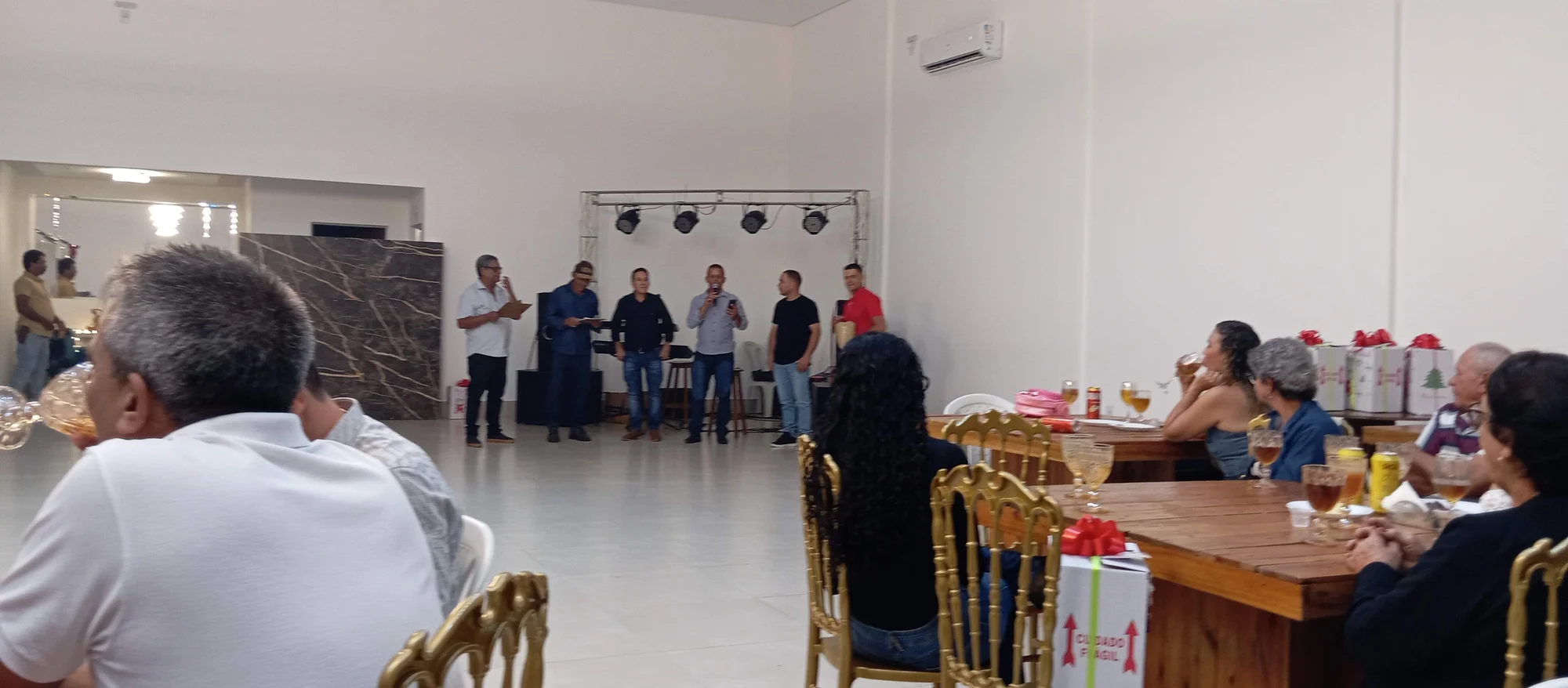 /image/19o-encontro-de-liderancas-rurais-reune-autoridades-associacoes-e-produtores-em-lagoa-dos-patos-mg?src=https%3A%2F%2Fimg2.pixhost.to%2Fimages%2F7461%2F719066563_img_20251205_220502.jpg&w=2000&q=85