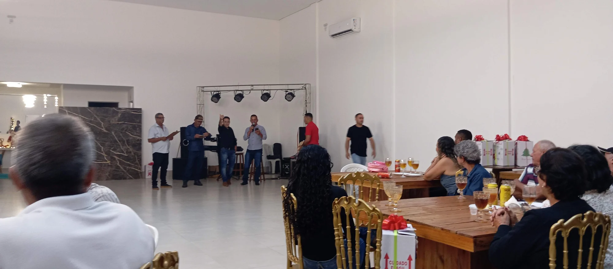/image/19o-encontro-de-liderancas-rurais-reune-autoridades-associacoes-e-produtores-em-lagoa-dos-patos-mg?src=https%3A%2F%2Fimg2.pixhost.to%2Fimages%2F7461%2F719066565_img_20251205_220508.jpg&w=2000&q=85