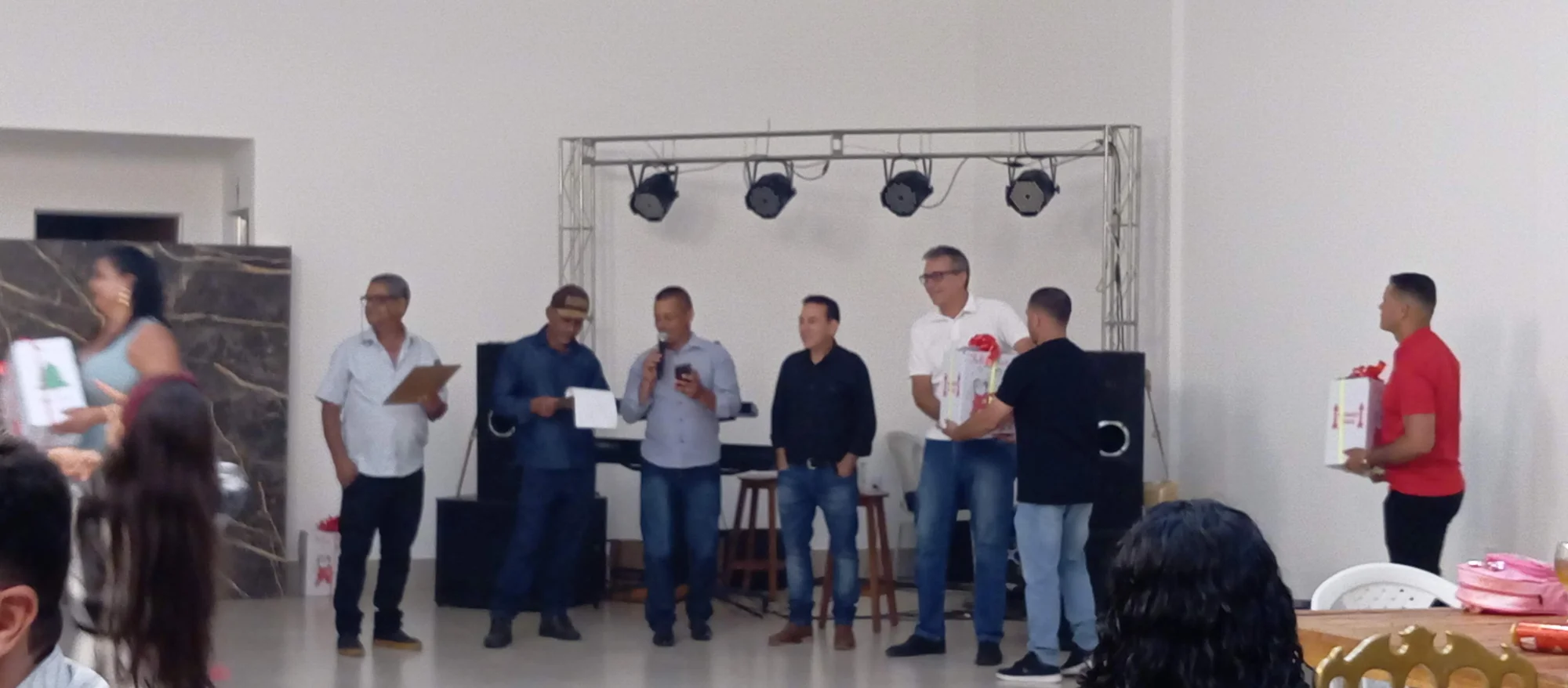 /image/19o-encontro-de-liderancas-rurais-reune-autoridades-associacoes-e-produtores-em-lagoa-dos-patos-mg?src=https%3A%2F%2Fimg2.pixhost.to%2Fimages%2F7461%2F719066572_img_20251205_220558.jpg&w=2000&q=85