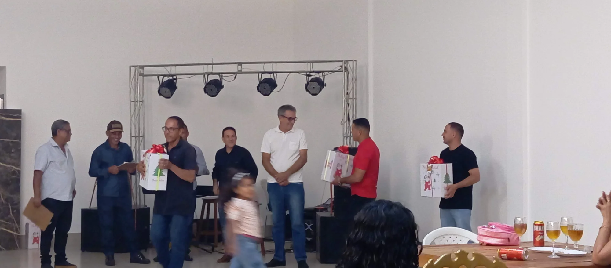 /image/19o-encontro-de-liderancas-rurais-reune-autoridades-associacoes-e-produtores-em-lagoa-dos-patos-mg?src=https%3A%2F%2Fimg2.pixhost.to%2Fimages%2F7461%2F719066585_img_20251205_220634.jpg&w=2000&q=85