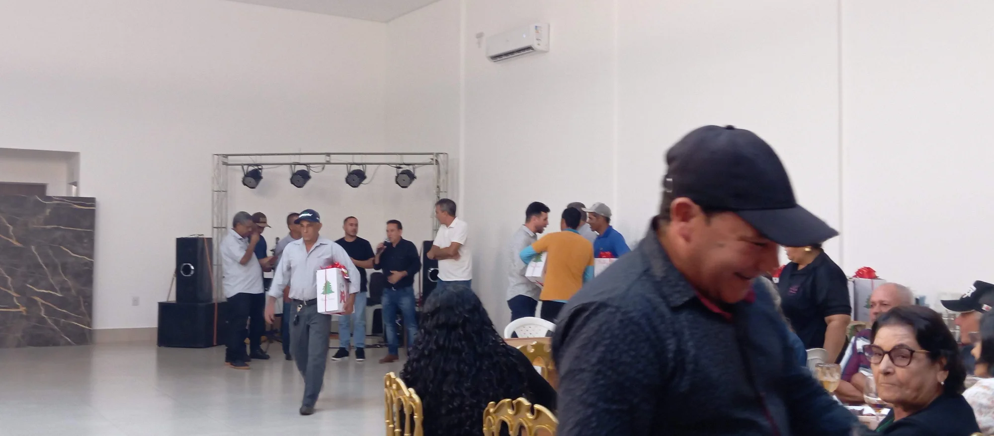 /image/19o-encontro-de-liderancas-rurais-reune-autoridades-associacoes-e-produtores-em-lagoa-dos-patos-mg?src=https%3A%2F%2Fimg2.pixhost.to%2Fimages%2F7461%2F719066636_img_20251205_214129.jpg&w=2000&q=85