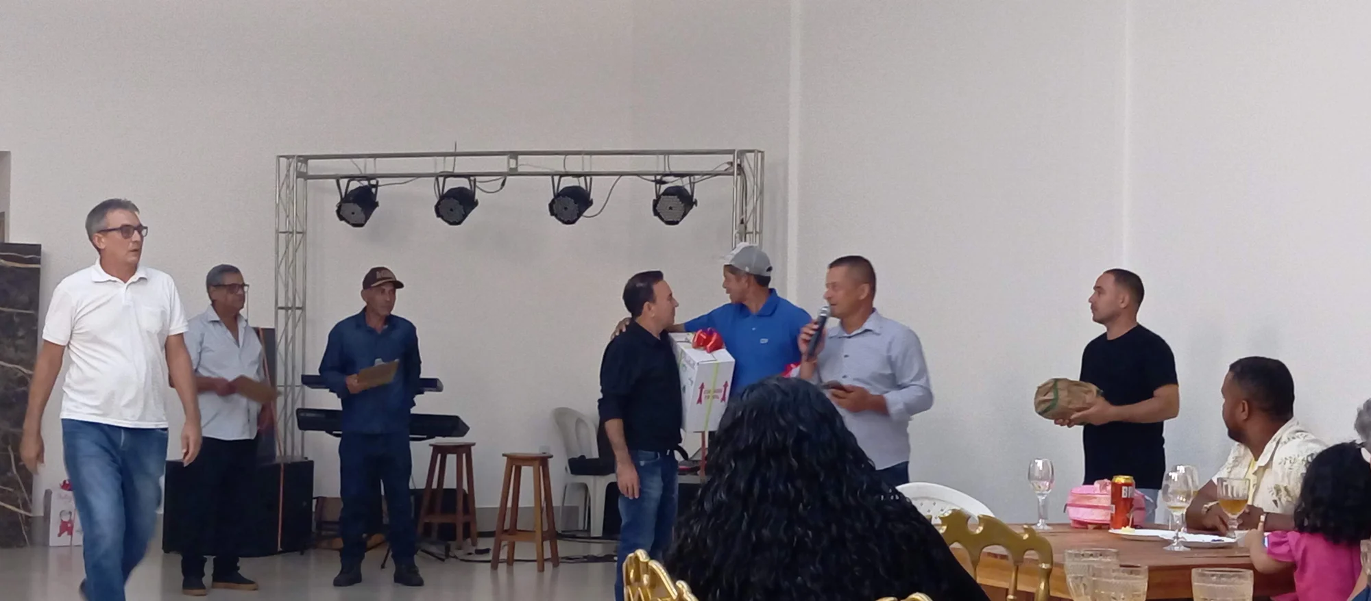 /image/19o-encontro-de-liderancas-rurais-reune-autoridades-associacoes-e-produtores-em-lagoa-dos-patos-mg?src=https%3A%2F%2Fimg2.pixhost.to%2Fimages%2F7461%2F719066654_img_20251205_214339.jpg&w=2000&q=85