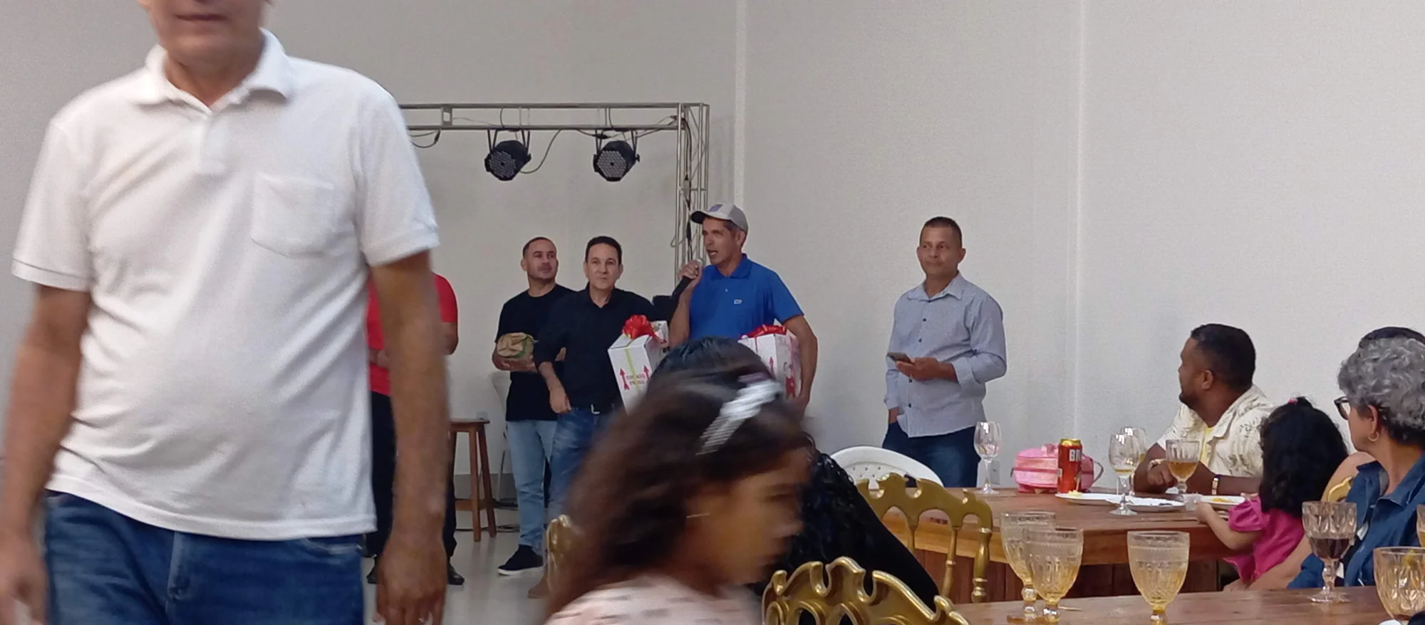 /image/19o-encontro-de-liderancas-rurais-reune-autoridades-associacoes-e-produtores-em-lagoa-dos-patos-mg?src=https%3A%2F%2Fimg2.pixhost.to%2Fimages%2F7461%2F719066660_img_20251205_214354.jpg&w=2000&q=85