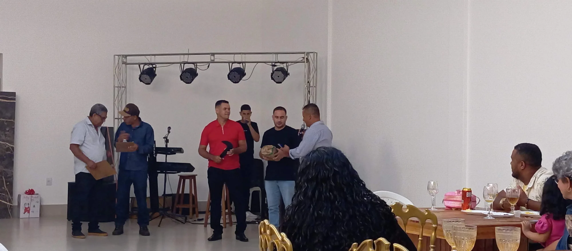 /image/19o-encontro-de-liderancas-rurais-reune-autoridades-associacoes-e-produtores-em-lagoa-dos-patos-mg?src=https%3A%2F%2Fimg2.pixhost.to%2Fimages%2F7461%2F719066664_img_20251205_214425.jpg&w=2000&q=85