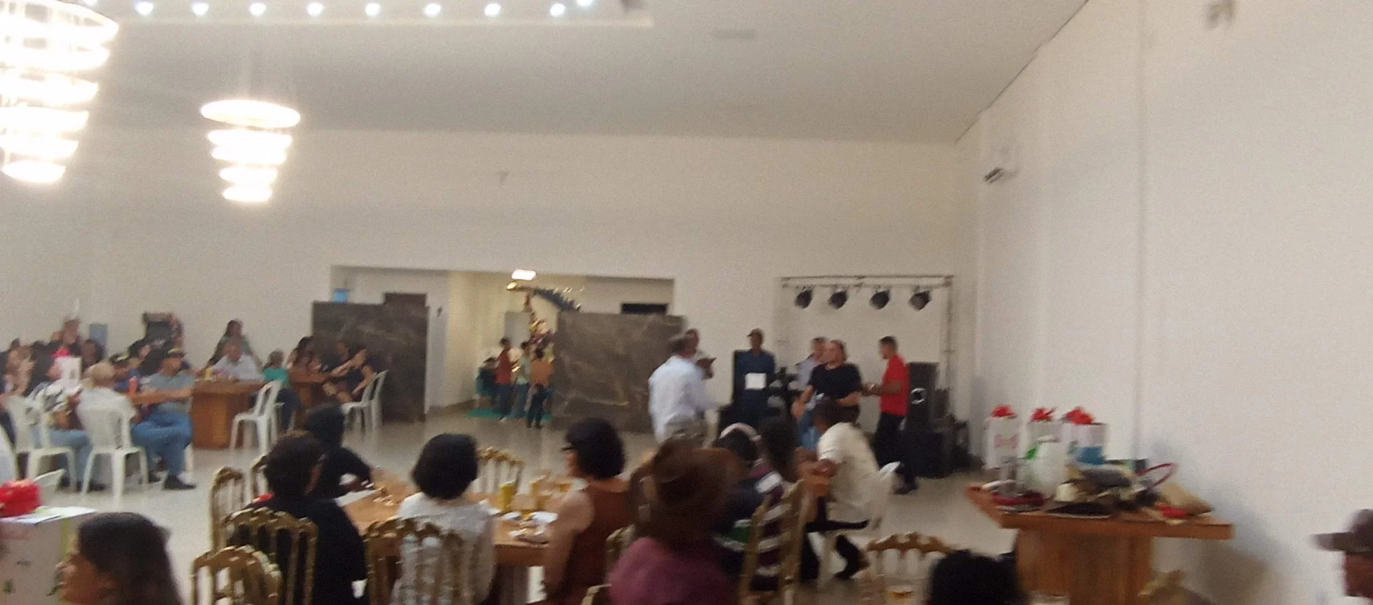 /image/19o-encontro-de-liderancas-rurais-reune-autoridades-associacoes-e-produtores-em-lagoa-dos-patos-mg?src=https%3A%2F%2Fimg2.pixhost.to%2Fimages%2F7461%2F719066668_img_20251205_214553.jpg&w=2000&q=85