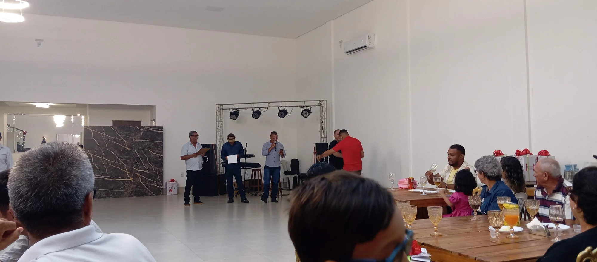/image/19o-encontro-de-liderancas-rurais-reune-autoridades-associacoes-e-produtores-em-lagoa-dos-patos-mg?src=https%3A%2F%2Fimg2.pixhost.to%2Fimages%2F7461%2F719066679_img_20251205_214738.jpg&w=2000&q=85