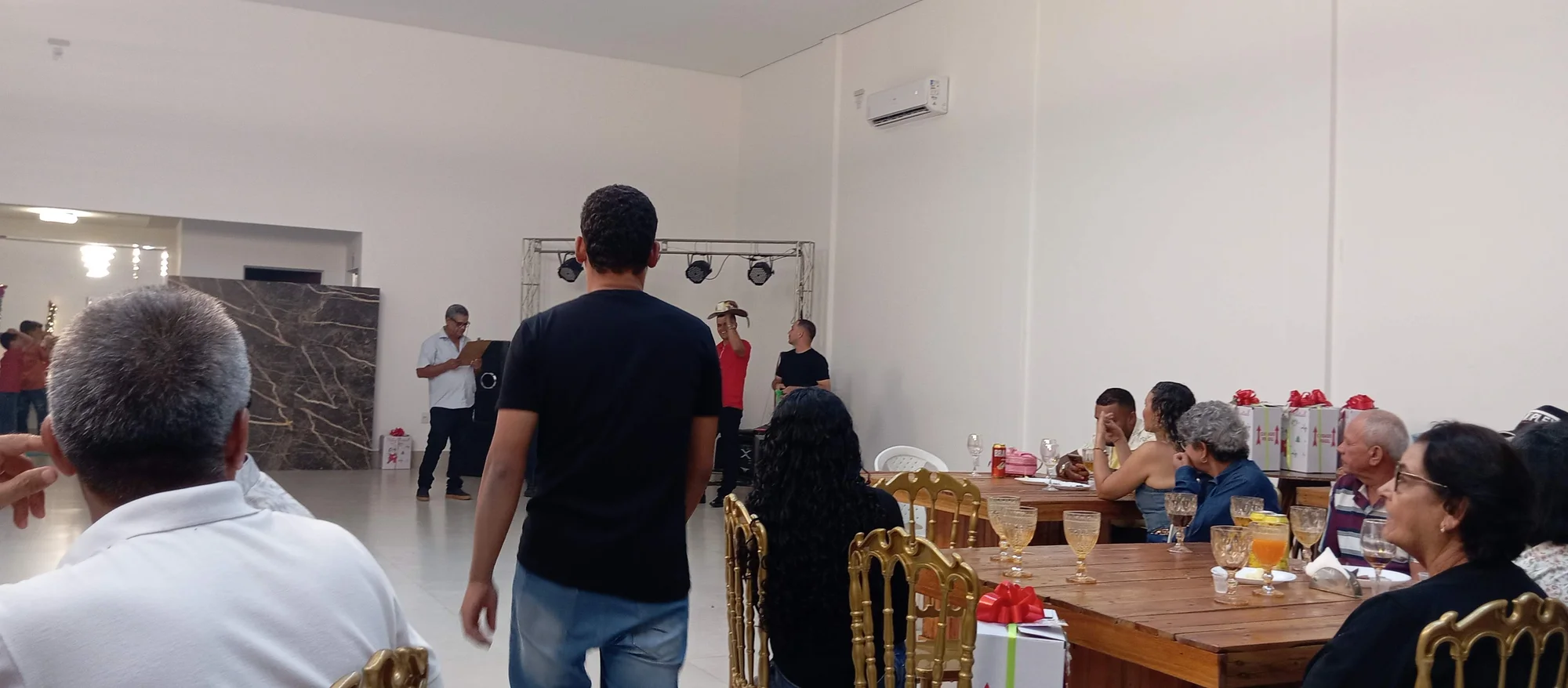 /image/19o-encontro-de-liderancas-rurais-reune-autoridades-associacoes-e-produtores-em-lagoa-dos-patos-mg?src=https%3A%2F%2Fimg2.pixhost.to%2Fimages%2F7461%2F719066712_img_20251205_214944.jpg&w=2000&q=85